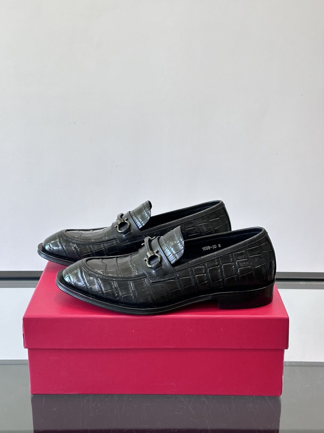 F菲拉格慕男士皮鞋，采用高光泽漆皮，简约大方，商务正装风格超适合职场、婚礼等正式场合气。德比鞋系带设计，