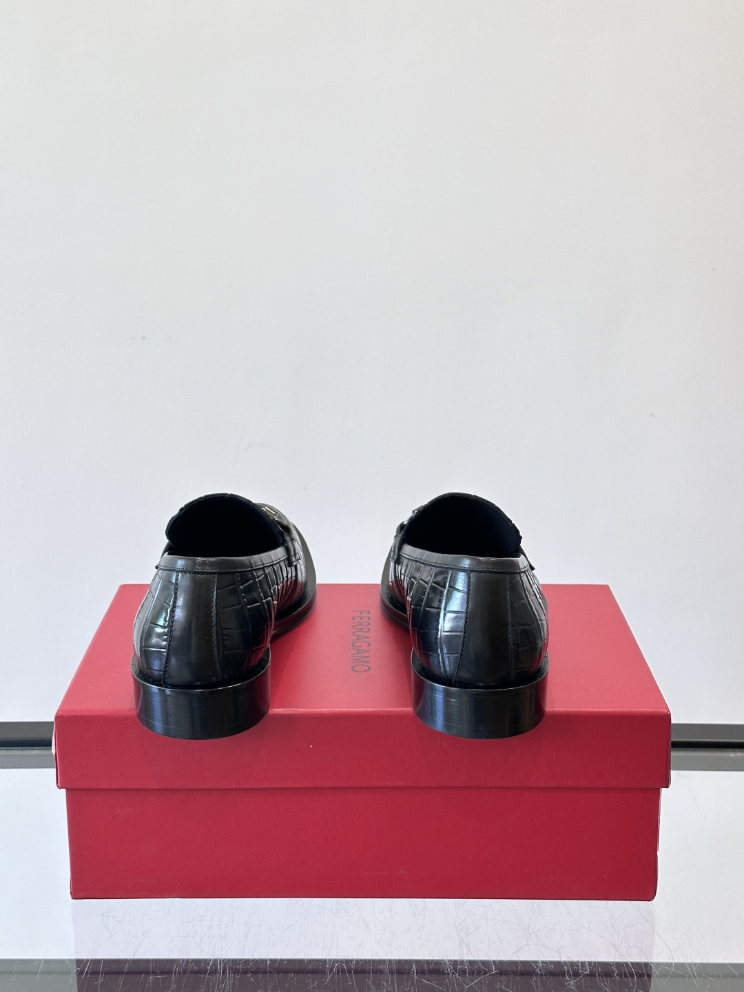 F菲拉格慕男士皮鞋，采用高光泽漆皮，简约大方，商务正装风格超适合职场、婚礼等正式场合气。德比鞋系带设计，