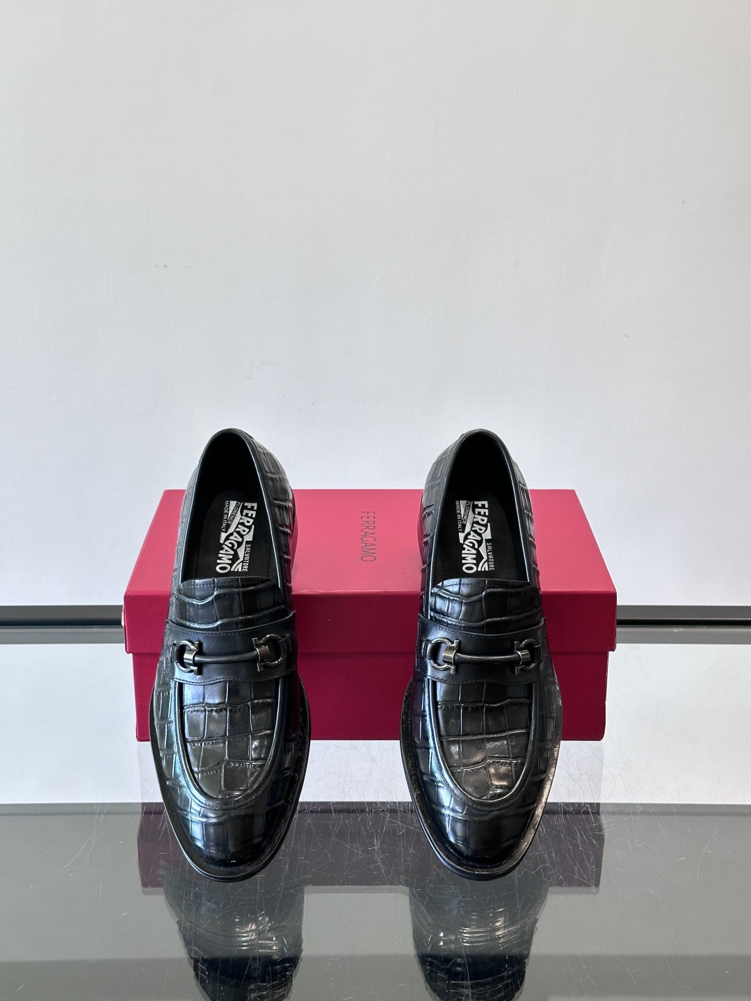 F菲拉格慕男士皮鞋，采用高光泽漆皮，简约大方，商务正装风格超适合职场、婚礼等正式场合气。德比鞋系带设计，