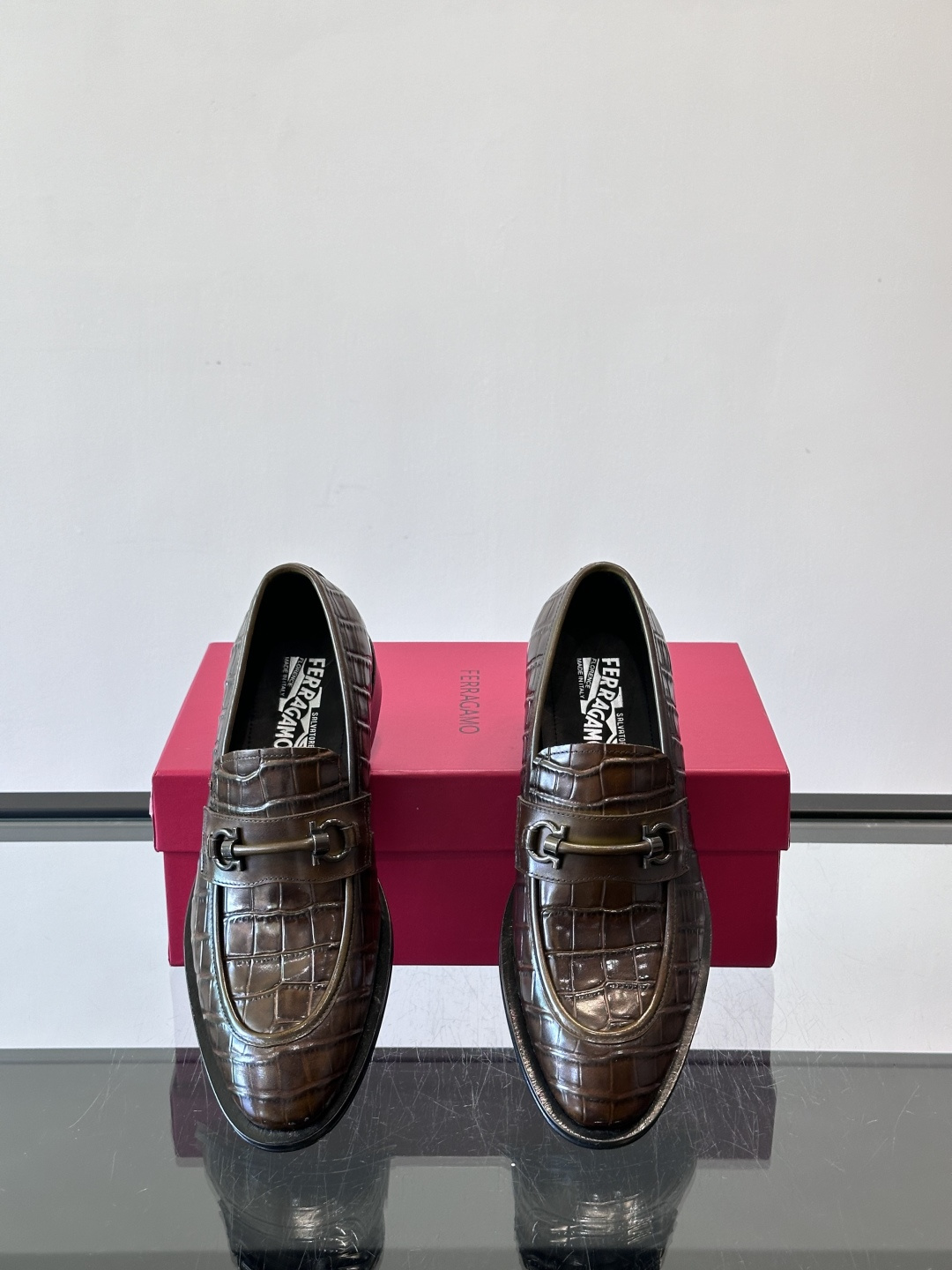 F菲拉格慕男士皮鞋，采用高光泽漆皮，简约大方，商务正装风格超适合职场、婚礼等正式场合气。德比鞋系带设计，