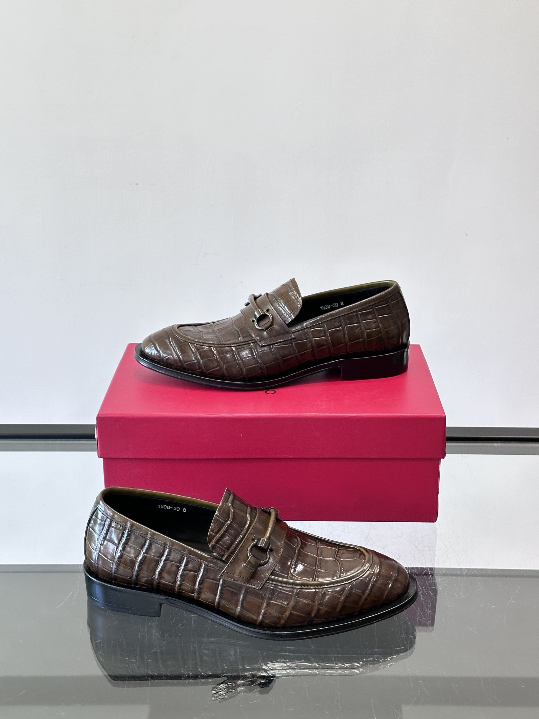 F菲拉格慕男士皮鞋，采用高光泽漆皮，简约大方，商务正装风格超适合职场、婚礼等正式场合气。德比鞋系带设计，