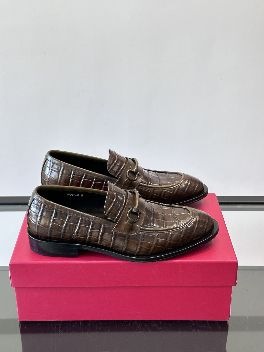 F菲拉格慕男士皮鞋，采用高光泽漆皮，简约大方，商务正装风格超适合职场、婚礼等正式场合气。德比鞋系带设计，