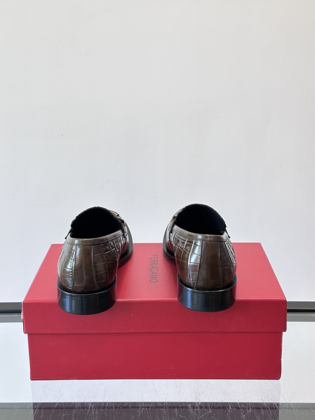 F菲拉格慕男士皮鞋，采用高光泽漆皮，简约大方，商务正装风格超适合职场、婚礼等正式场合气。德比鞋系带设计，