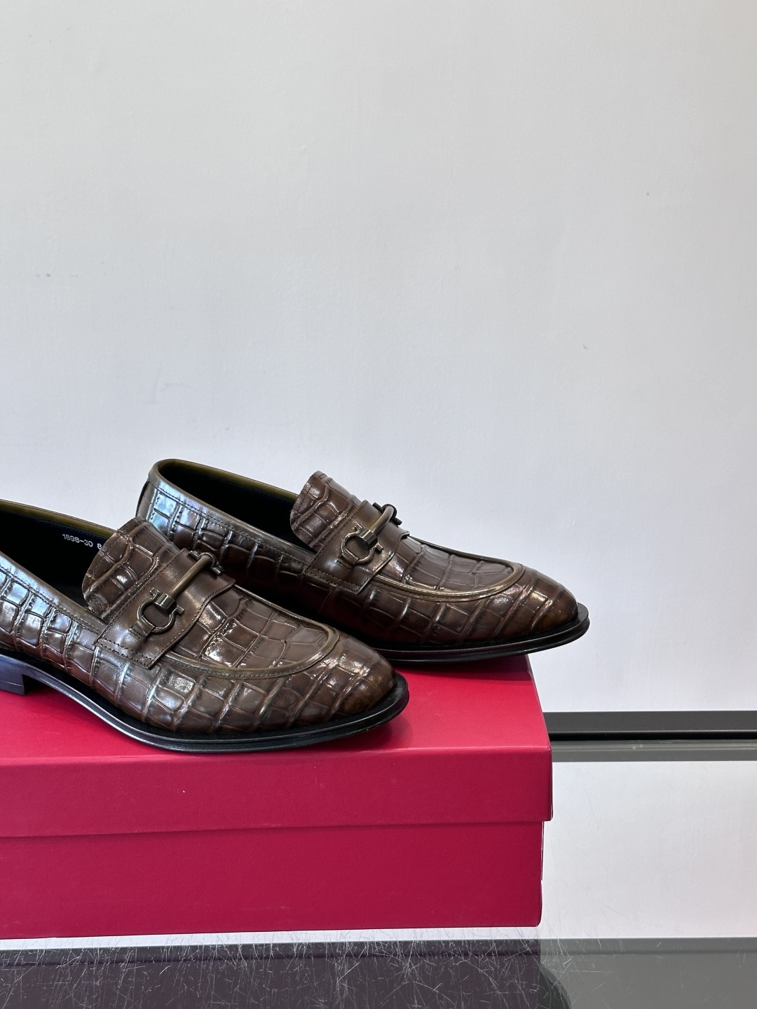 F菲拉格慕男士皮鞋，采用高光泽漆皮，简约大方，商务正装风格超适合职场、婚礼等正式场合气。德比鞋系带设计，