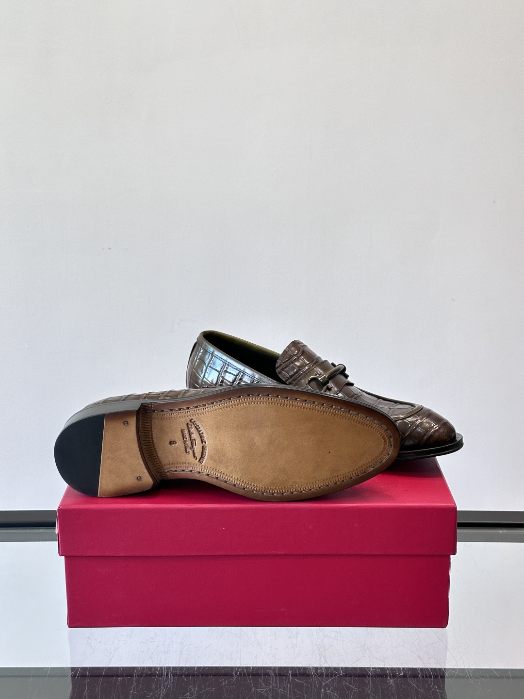 F菲拉格慕男士皮鞋，采用高光泽漆皮，简约大方，商务正装风格超适合职场、婚礼等正式场合气。德比鞋系带设计，