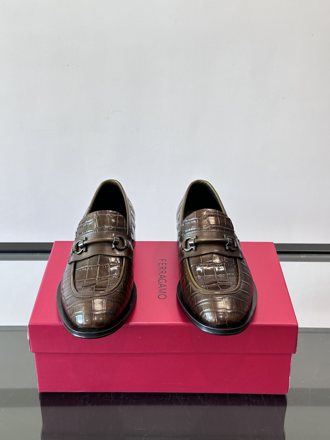 F菲拉格慕男士皮鞋，采用高光泽漆皮，简约大方，商务正装风格超适合职场、婚礼等正式场合气。德比鞋系带设计，