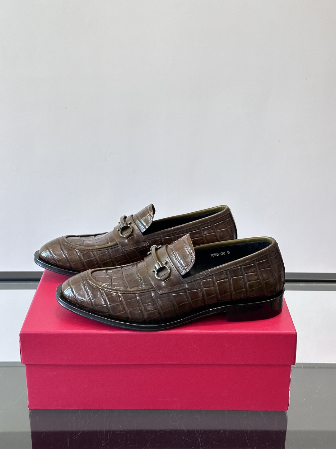 F菲拉格慕男士皮鞋，采用高光泽漆皮，简约大方，商务正装风格超适合职场、婚礼等正式场合气。德比鞋系带设计，