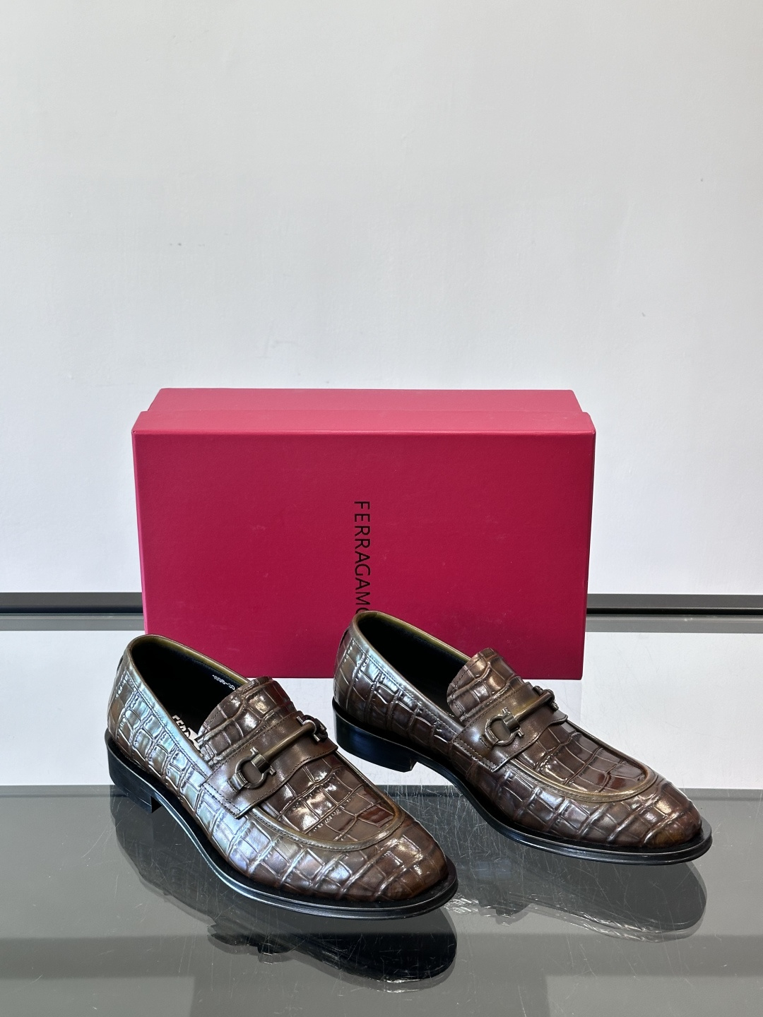 F菲拉格慕男士皮鞋，采用高光泽漆皮，简约大方，商务正装风格超适合职场、婚礼等正式场合气。德比鞋系带设计，