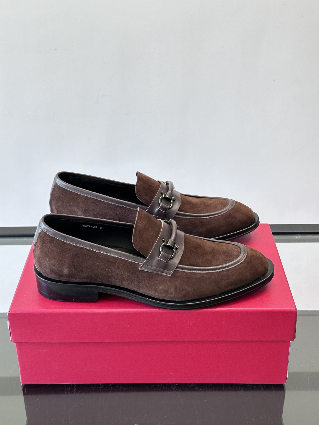 F菲拉格慕男士皮鞋，采用高光泽漆皮，简约大方，商务正装风格超适合职场、婚礼等正式场合气。德比鞋系带设计，