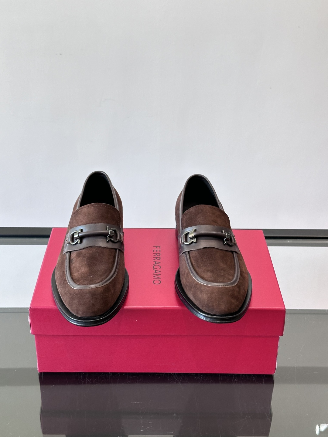 F菲拉格慕男士皮鞋，采用高光泽漆皮，简约大方，商务正装风格超适合职场、婚礼等正式场合气。德比鞋系带设计，