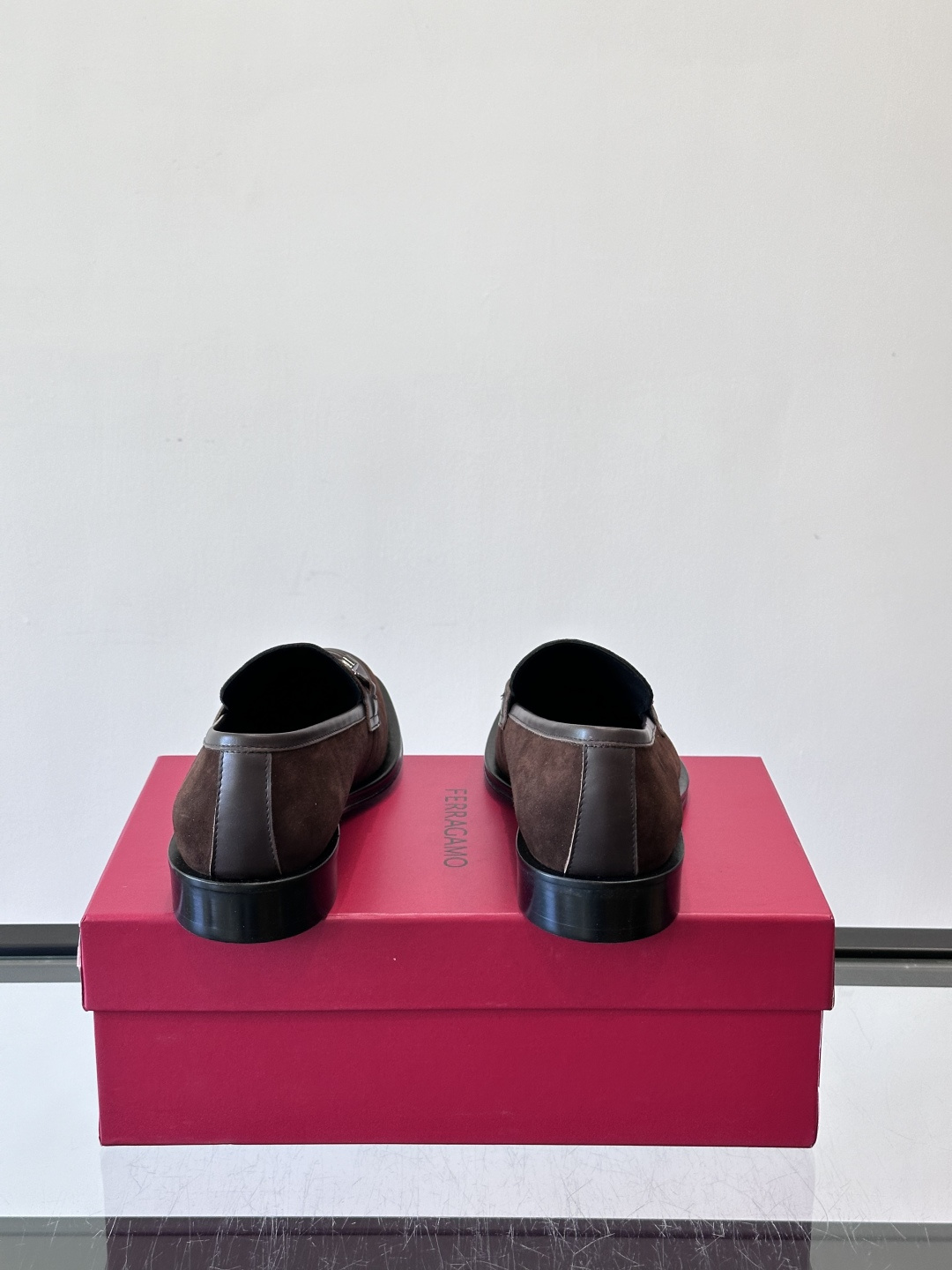 F菲拉格慕男士皮鞋，采用高光泽漆皮，简约大方，商务正装风格超适合职场、婚礼等正式场合气。德比鞋系带设计，