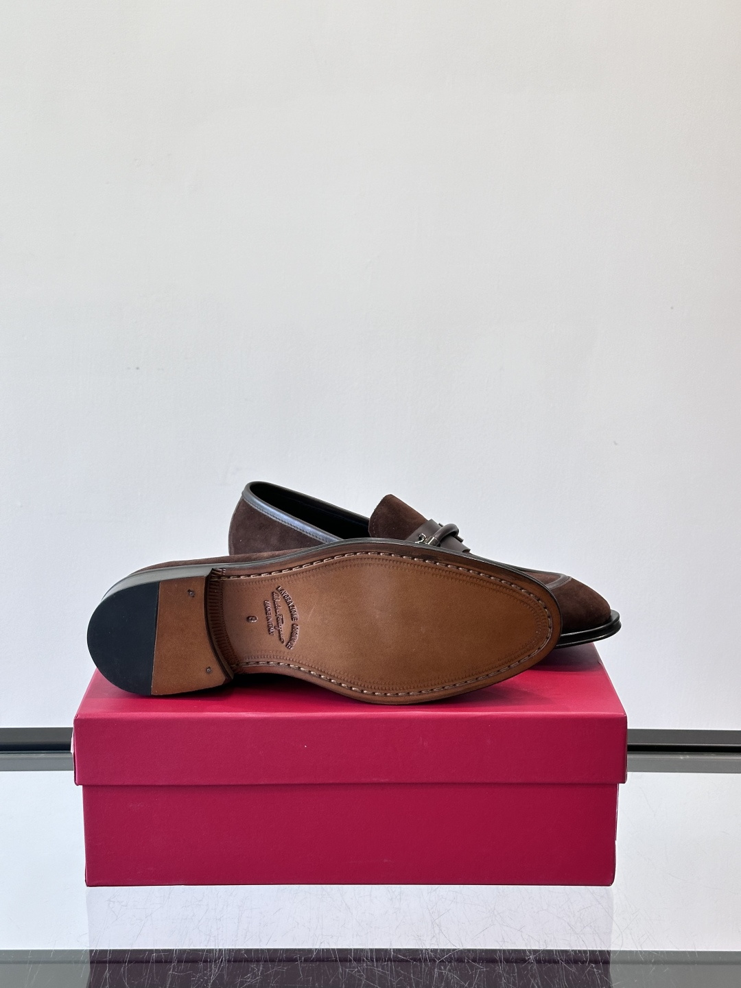 F菲拉格慕男士皮鞋，采用高光泽漆皮，简约大方，商务正装风格超适合职场、婚礼等正式场合气。德比鞋系带设计，