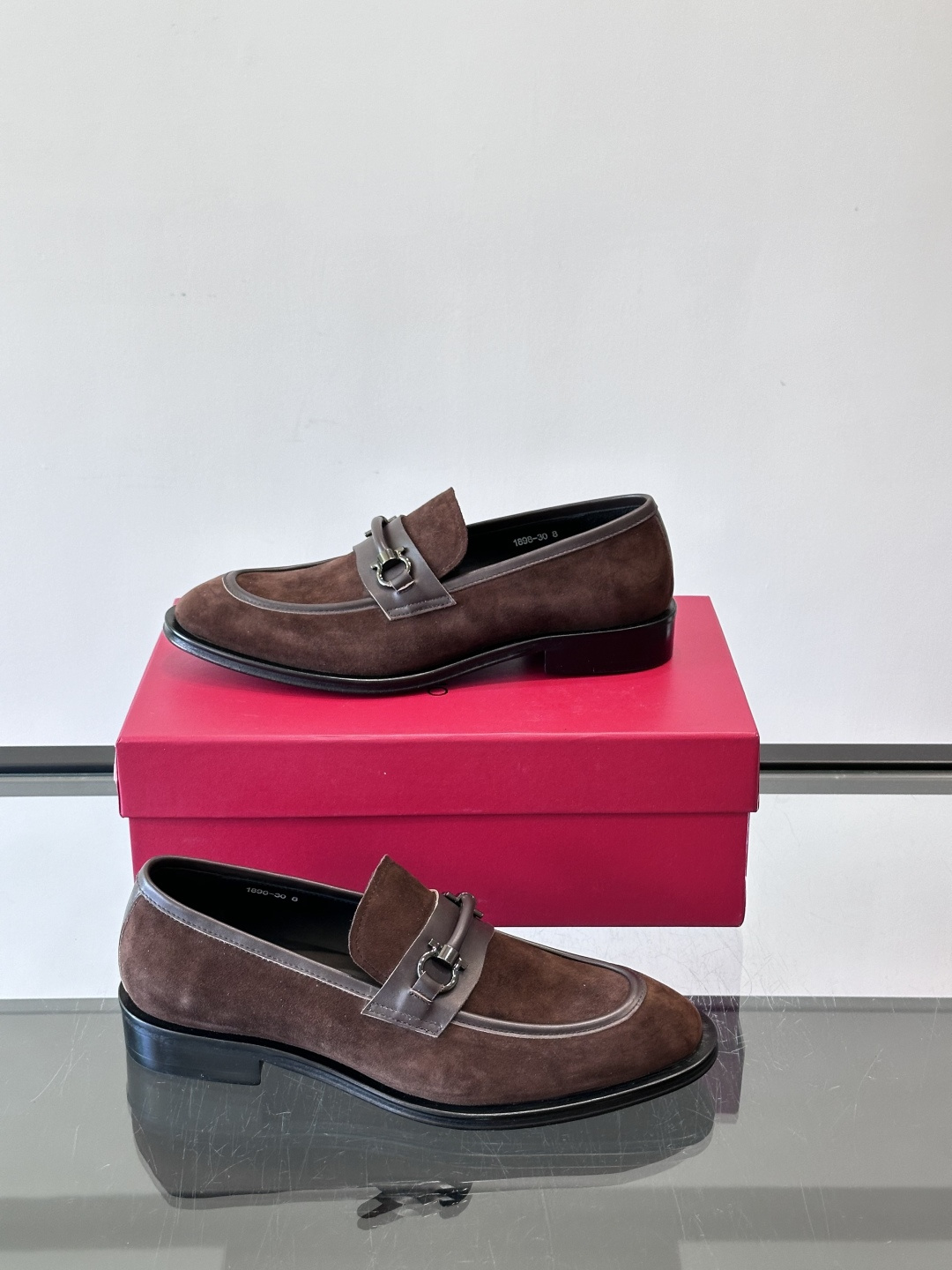 F菲拉格慕男士皮鞋，采用高光泽漆皮，简约大方，商务正装风格超适合职场、婚礼等正式场合气。德比鞋系带设计，