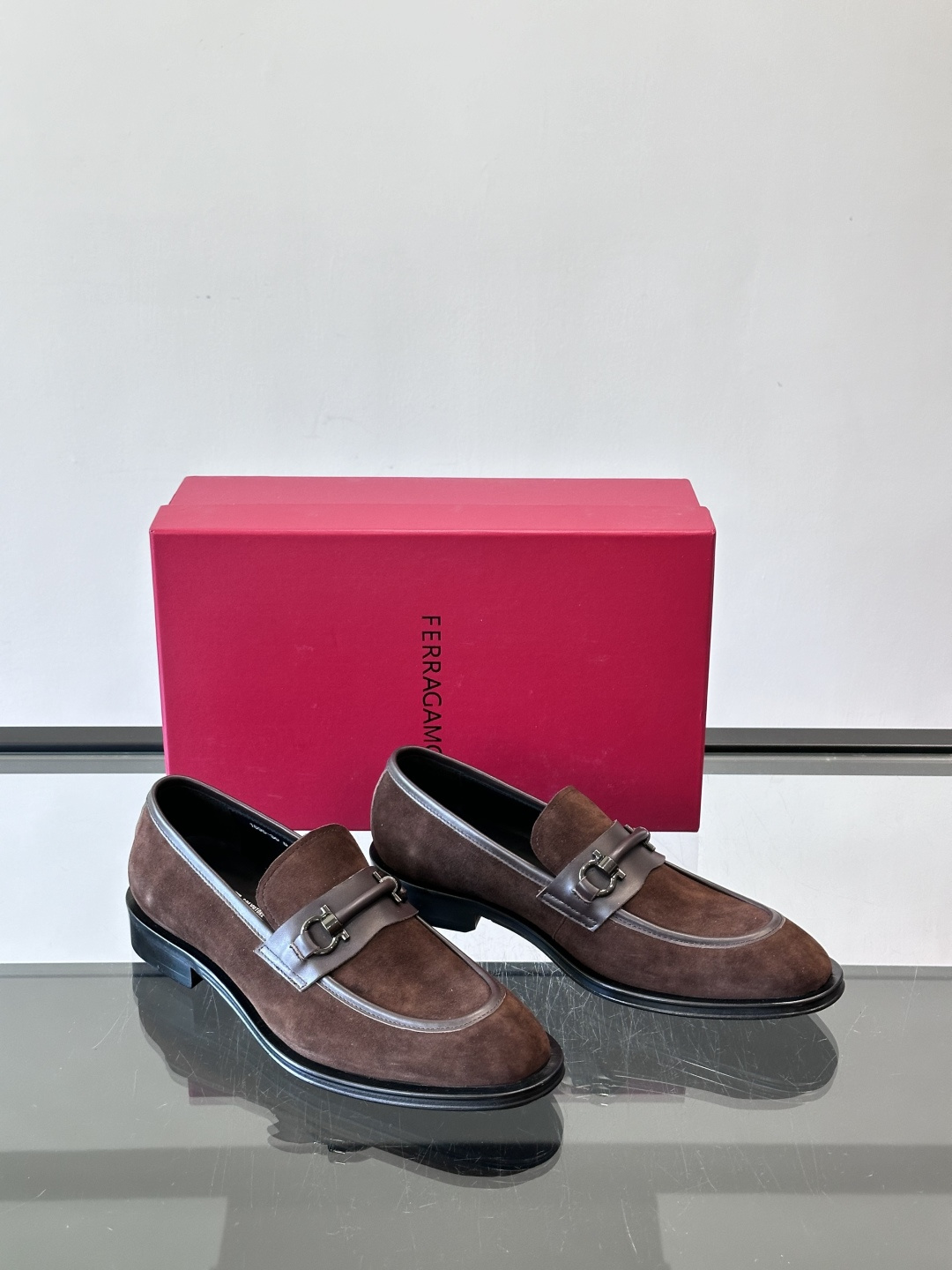 F菲拉格慕男士皮鞋，采用高光泽漆皮，简约大方，商务正装风格超适合职场、婚礼等正式场合气。德比鞋系带设计，