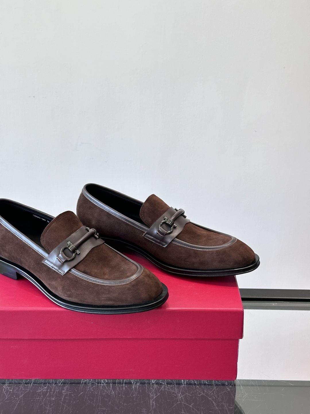 F菲拉格慕男士皮鞋，采用高光泽漆皮，简约大方，商务正装风格超适合职场、婚礼等正式场合气。德比鞋系带设计，