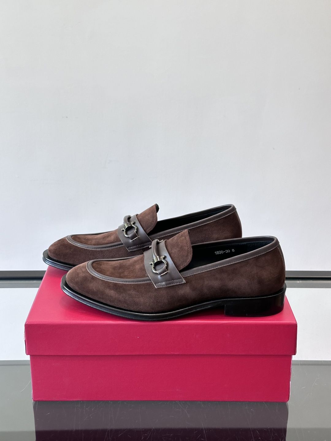 F菲拉格慕男士皮鞋，采用高光泽漆皮，简约大方，商务正装风格超适合职场、婚礼等正式场合气。德比鞋系带设计，