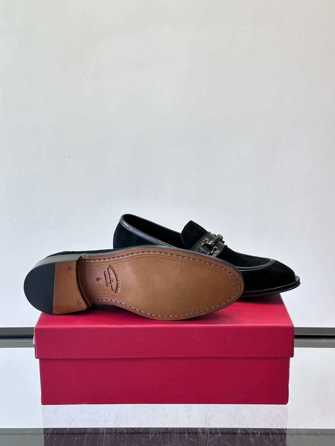 F菲拉格慕男士皮鞋，采用高光泽漆皮，简约大方，商务正装风格超适合职场、婚礼等正式场合气。德比鞋系带设计，