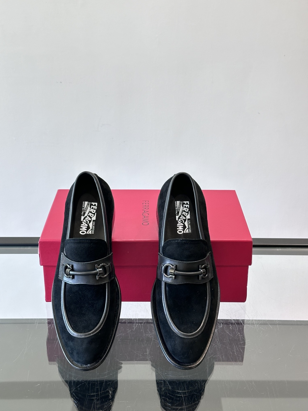 F菲拉格慕男士皮鞋，采用高光泽漆皮，简约大方，商务正装风格超适合职场、婚礼等正式场合气。德比鞋系带设计，