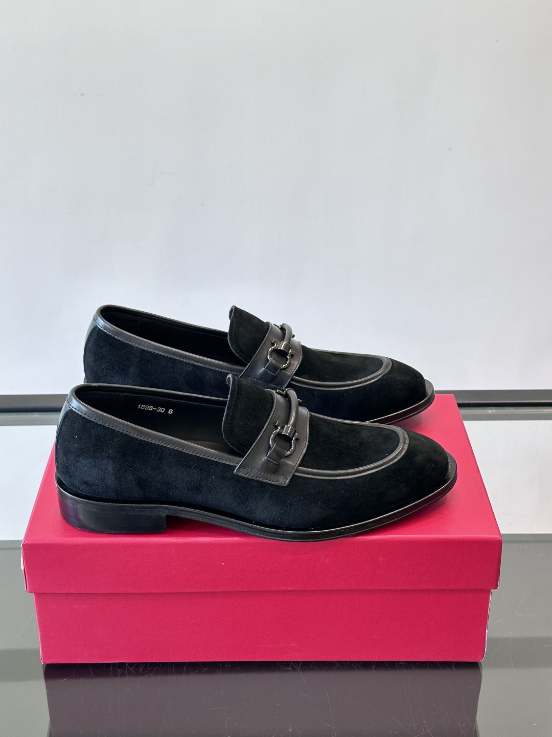 F菲拉格慕男士皮鞋，采用高光泽漆皮，简约大方，商务正装风格超适合职场、婚礼等正式场合气。德比鞋系带设计，