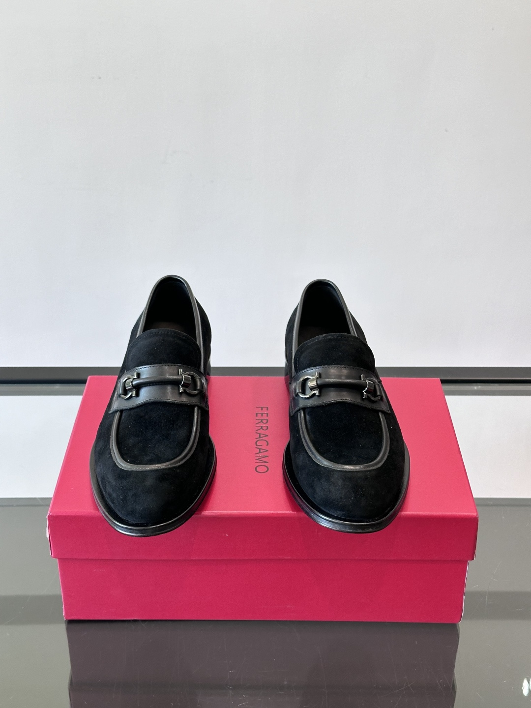 F菲拉格慕男士皮鞋，采用高光泽漆皮，简约大方，商务正装风格超适合职场、婚礼等正式场合气。德比鞋系带设计，