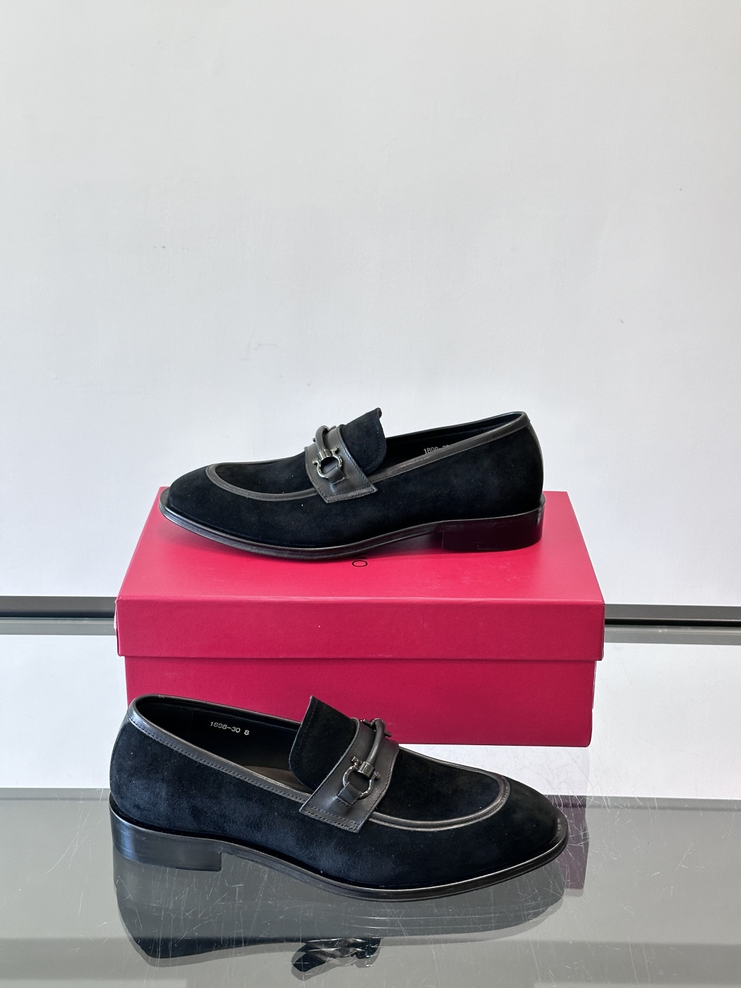 F菲拉格慕男士皮鞋，采用高光泽漆皮，简约大方，商务正装风格超适合职场、婚礼等正式场合气。德比鞋系带设计，