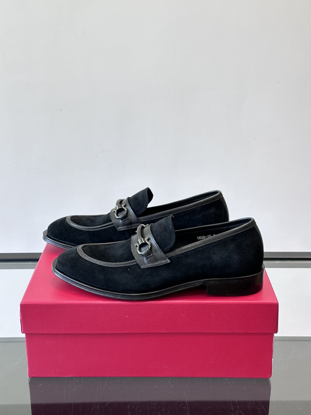 F菲拉格慕男士皮鞋，采用高光泽漆皮，简约大方，商务正装风格超适合职场、婚礼等正式场合气。德比鞋系带设计，