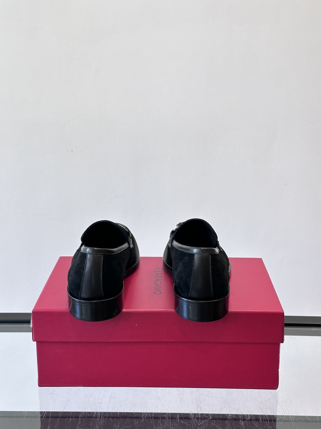 F菲拉格慕男士皮鞋，采用高光泽漆皮，简约大方，商务正装风格超适合职场、婚礼等正式场合气。德比鞋系带设计，