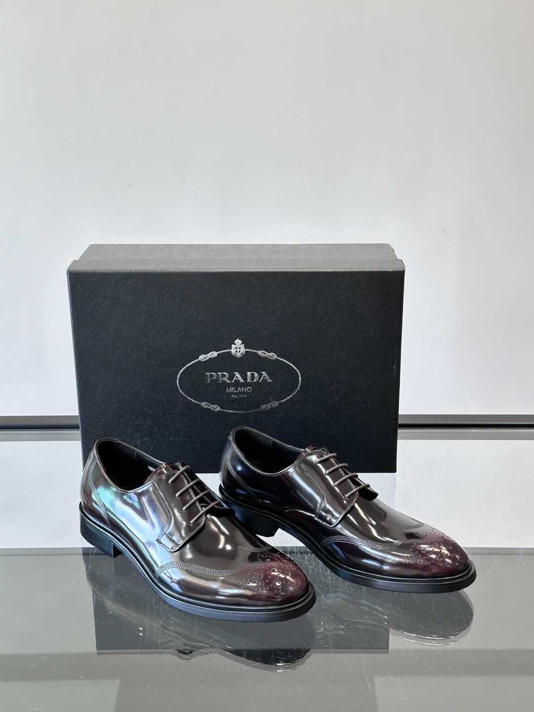 Prad*家新款🆕 男士休闲皮鞋✔️选用进口头层黑色小牛皮材质，质感满满，挺括和圆形鞋头设计, 原版开模