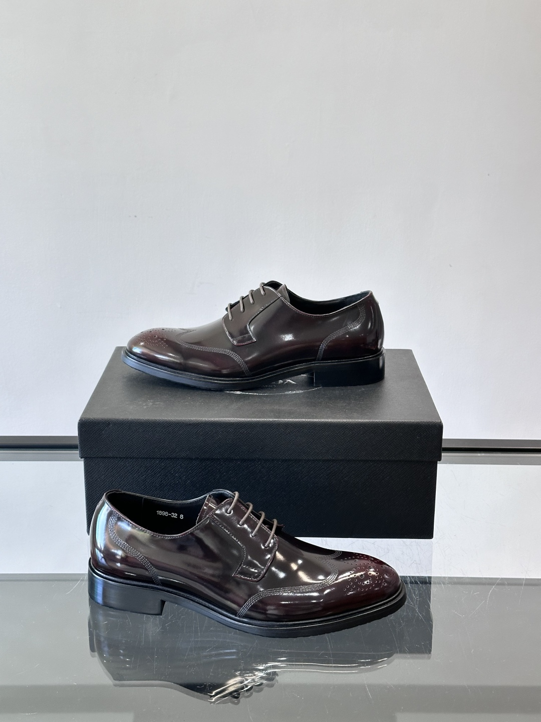 Prad*家新款🆕 男士休闲皮鞋✔️选用进口头层黑色小牛皮材质，质感满满，挺括和圆形鞋头设计, 原版开模