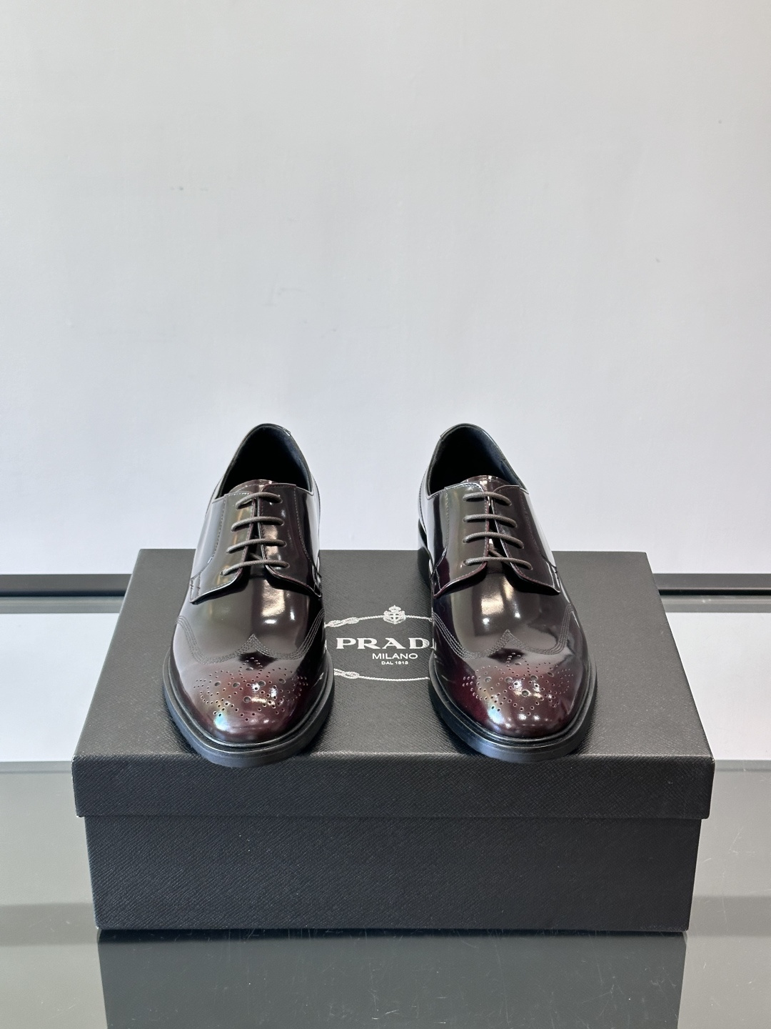 Prad*家新款🆕 男士休闲皮鞋✔️选用进口头层黑色小牛皮材质，质感满满，挺括和圆形鞋头设计, 原版开模