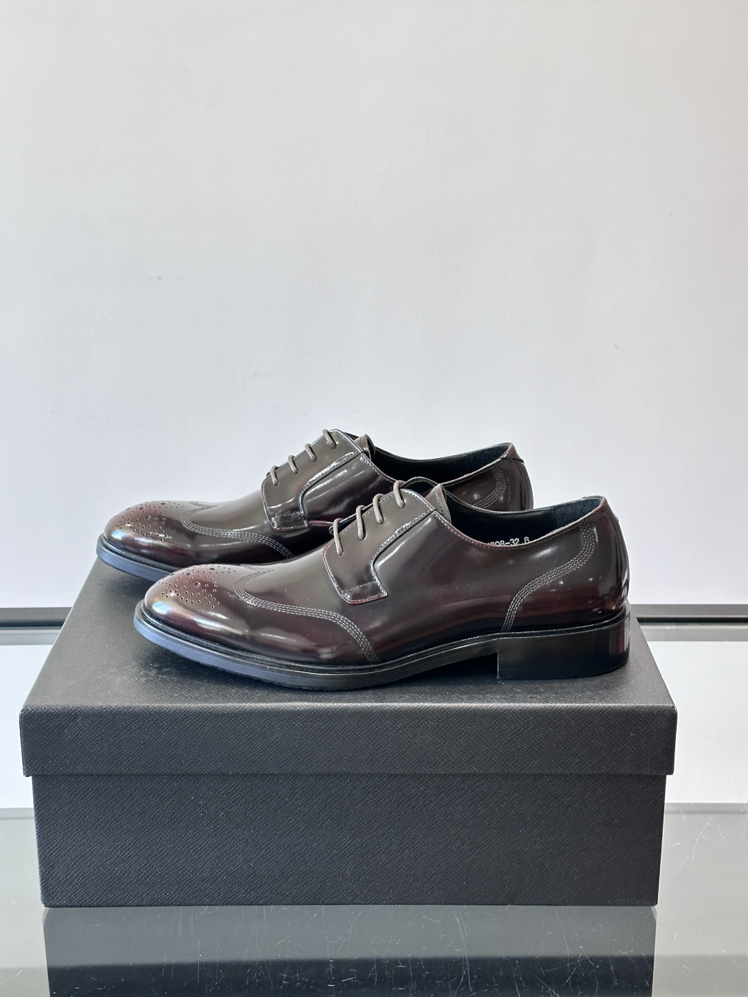 Prad*家新款🆕 男士休闲皮鞋✔️选用进口头层黑色小牛皮材质，质感满满，挺括和圆形鞋头设计, 原版开模