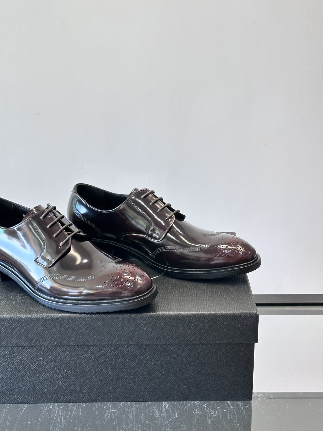 Prad*家新款🆕 男士休闲皮鞋✔️选用进口头层黑色小牛皮材质，质感满满，挺括和圆形鞋头设计, 原版开模