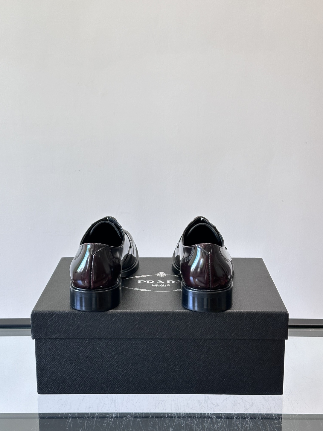 Prad*家新款🆕 男士休闲皮鞋✔️选用进口头层黑色小牛皮材质，质感满满，挺括和圆形鞋头设计, 原版开模