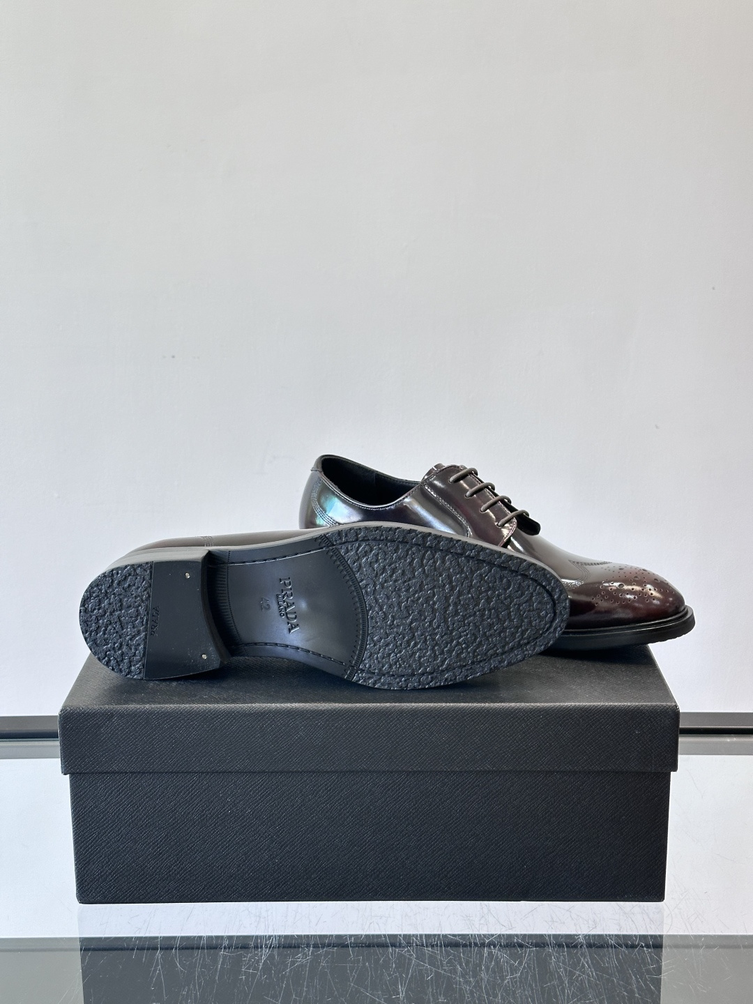 Prad*家新款🆕 男士休闲皮鞋✔️选用进口头层黑色小牛皮材质，质感满满，挺括和圆形鞋头设计, 原版开模