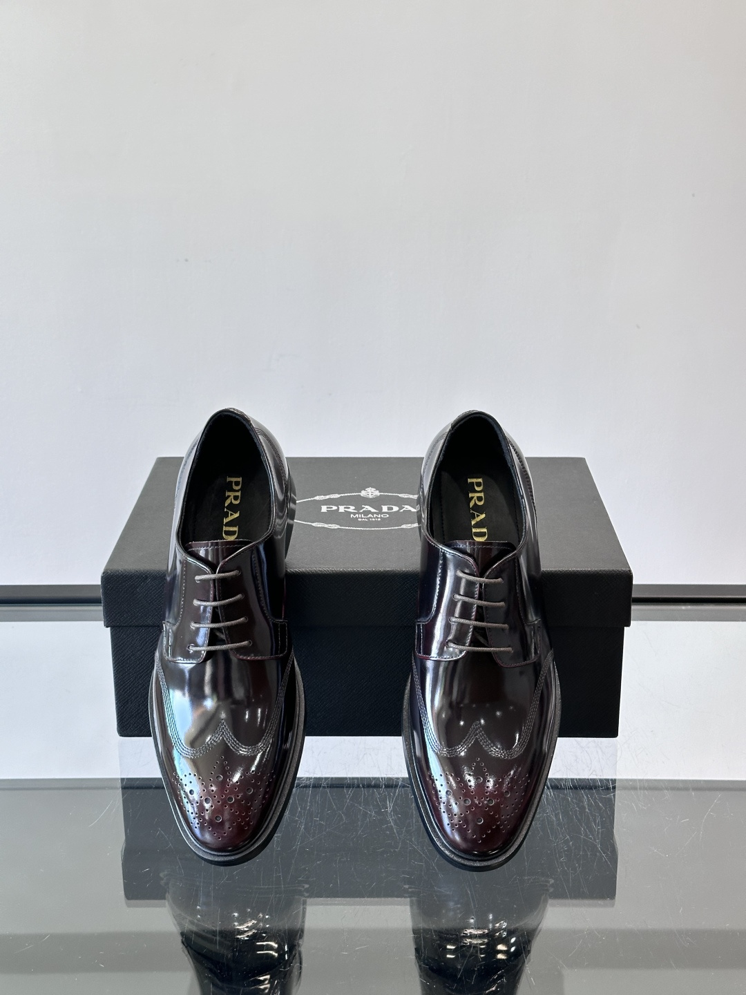 Prad*家新款🆕 男士休闲皮鞋✔️选用进口头层黑色小牛皮材质，质感满满，挺括和圆形鞋头设计, 原版开模