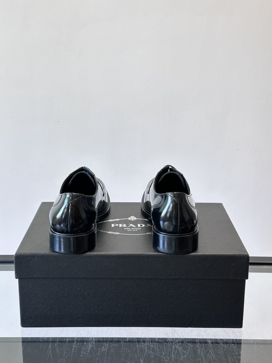 Prad*家新款🆕 男士休闲皮鞋✔️选用进口头层黑色小牛皮材质，质感满满，挺括和圆形鞋头设计, 原版开模