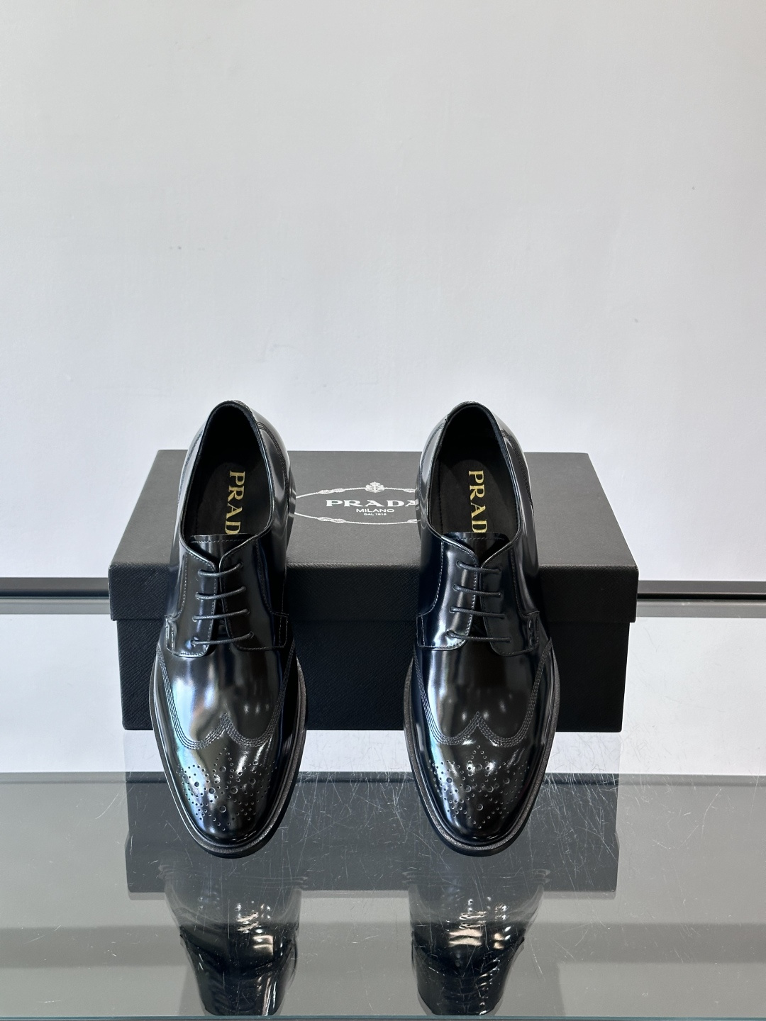Prad*家新款🆕 男士休闲皮鞋✔️选用进口头层黑色小牛皮材质，质感满满，挺括和圆形鞋头设计, 原版开模