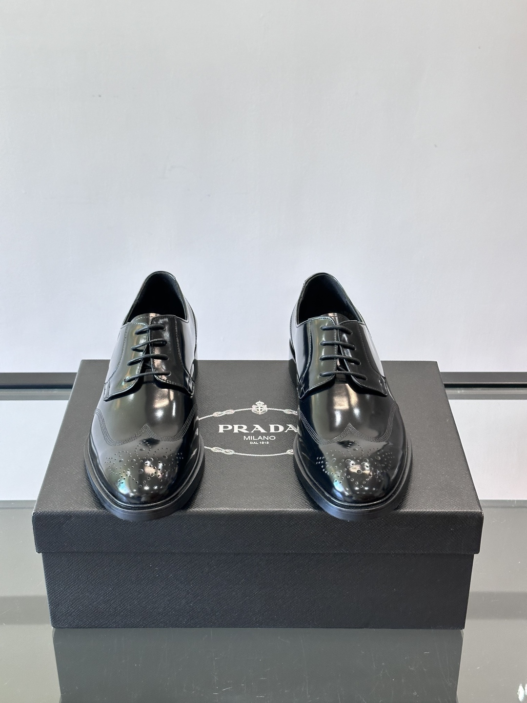 Prad*家新款🆕 男士休闲皮鞋✔️选用进口头层黑色小牛皮材质，质感满满，挺括和圆形鞋头设计, 原版开模