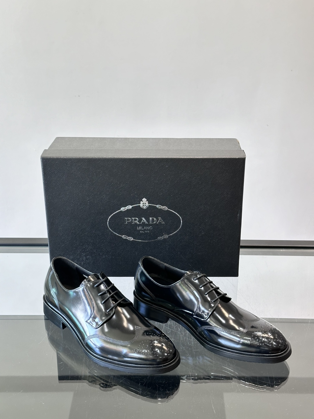 Prad*家新款🆕 男士休闲皮鞋✔️选用进口头层黑色小牛皮材质，质感满满，挺括和圆形鞋头设计, 原版开模