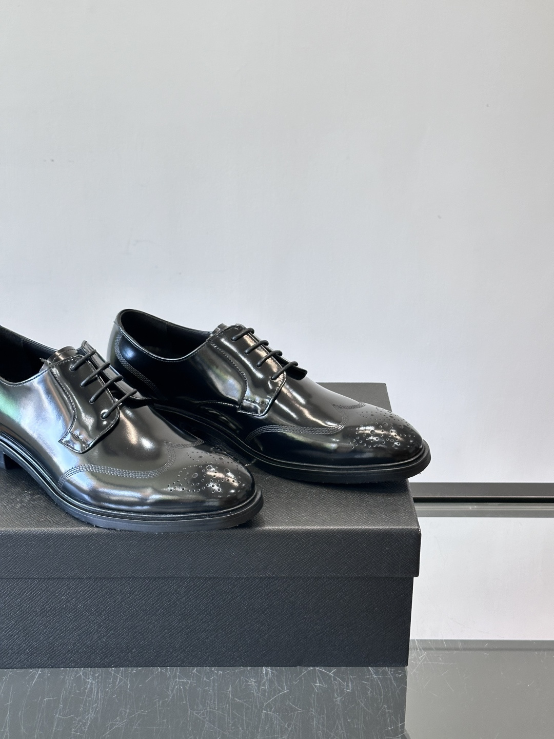 Prad*家新款🆕 男士休闲皮鞋✔️选用进口头层黑色小牛皮材质，质感满满，挺括和圆形鞋头设计, 原版开模