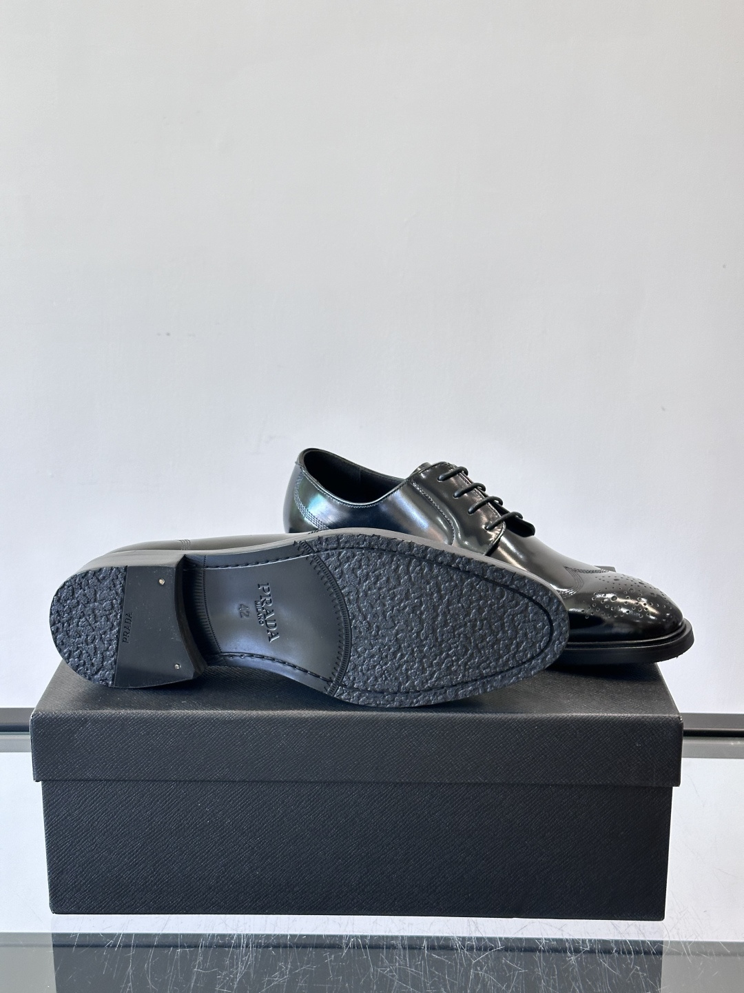 Prad*家新款🆕 男士休闲皮鞋✔️选用进口头层黑色小牛皮材质，质感满满，挺括和圆形鞋头设计, 原版开模