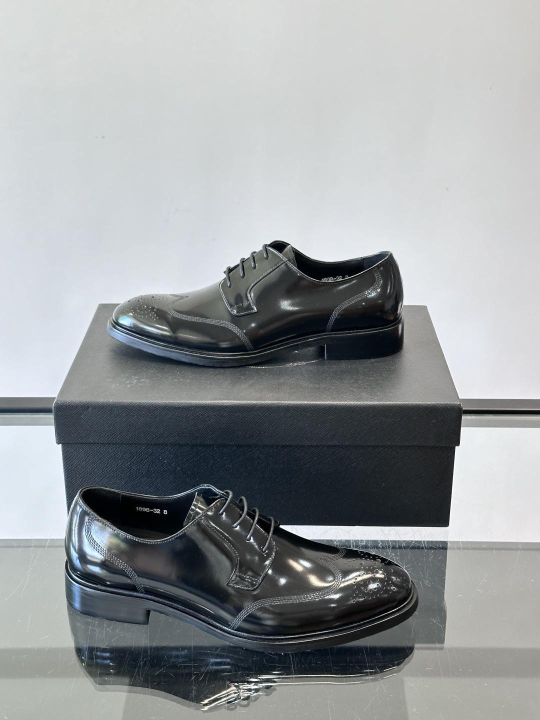 Prad*家新款🆕 男士休闲皮鞋✔️选用进口头层黑色小牛皮材质，质感满满，挺括和圆形鞋头设计, 原版开模