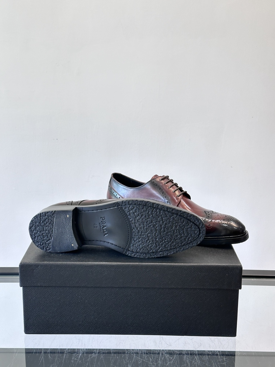 Prad*家新款🆕 男士休闲皮鞋✔️选用进口头层黑色小牛皮材质，质感满满，挺括和圆形鞋头设计, 原版开模