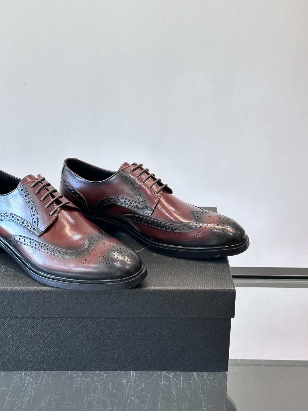 Prad*家新款🆕 男士休闲皮鞋✔️选用进口头层黑色小牛皮材质，质感满满，挺括和圆形鞋头设计, 原版开模