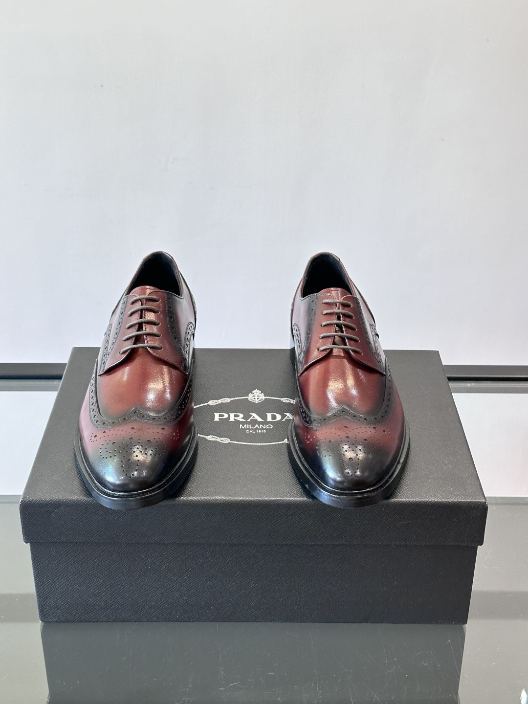 Prad*家新款🆕 男士休闲皮鞋✔️选用进口头层黑色小牛皮材质，质感满满，挺括和圆形鞋头设计, 原版开模