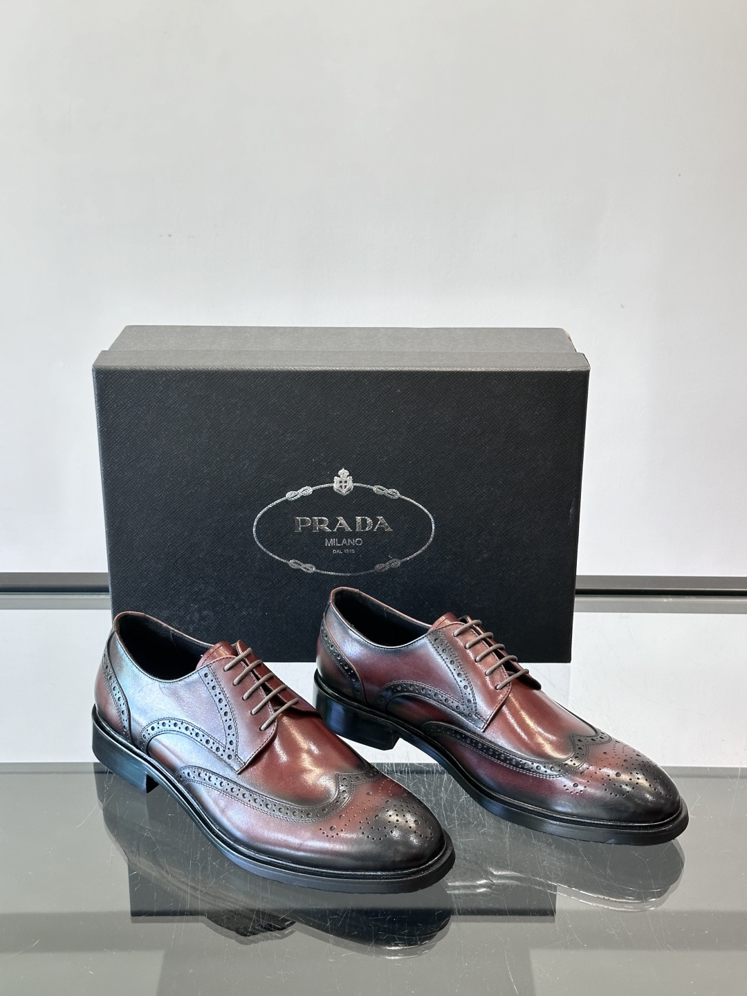 Prad*家新款🆕 男士休闲皮鞋✔️选用进口头层黑色小牛皮材质，质感满满，挺括和圆形鞋头设计, 原版开模