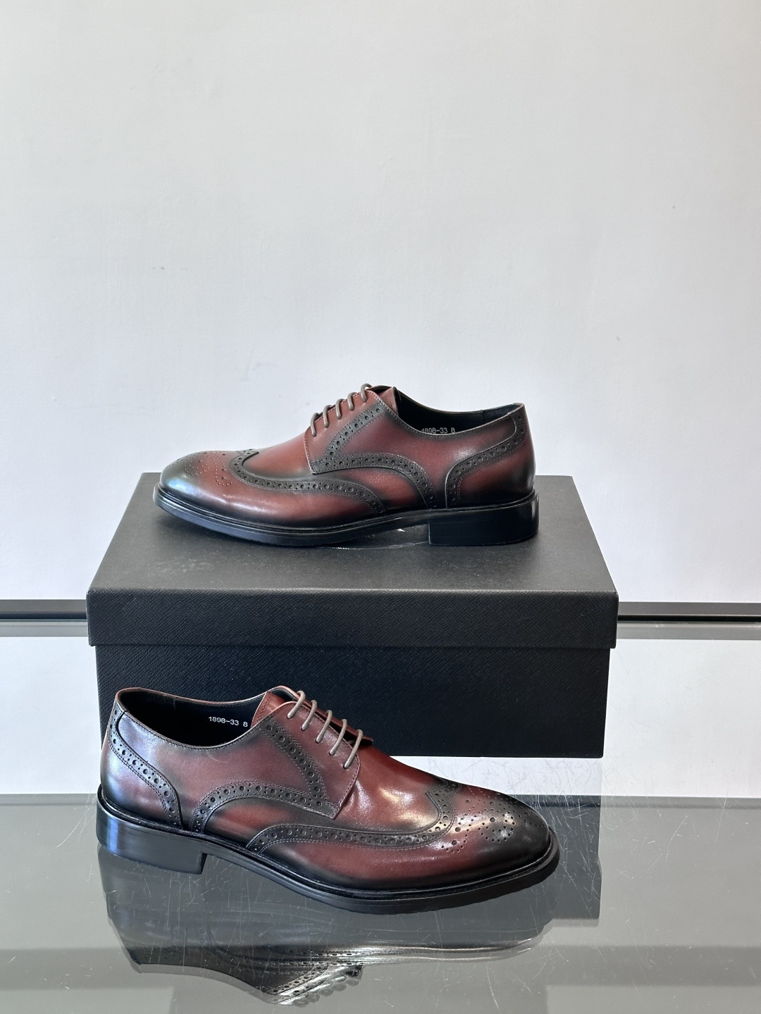 Prad*家新款🆕 男士休闲皮鞋✔️选用进口头层黑色小牛皮材质，质感满满，挺括和圆形鞋头设计, 原版开模