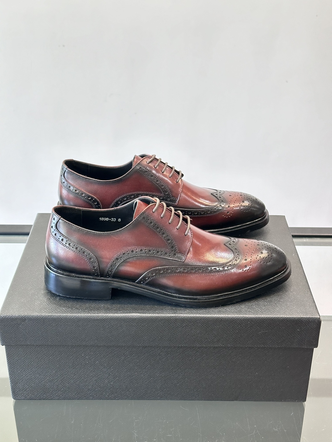 Prad*家新款🆕 男士休闲皮鞋✔️选用进口头层黑色小牛皮材质，质感满满，挺括和圆形鞋头设计, 原版开模