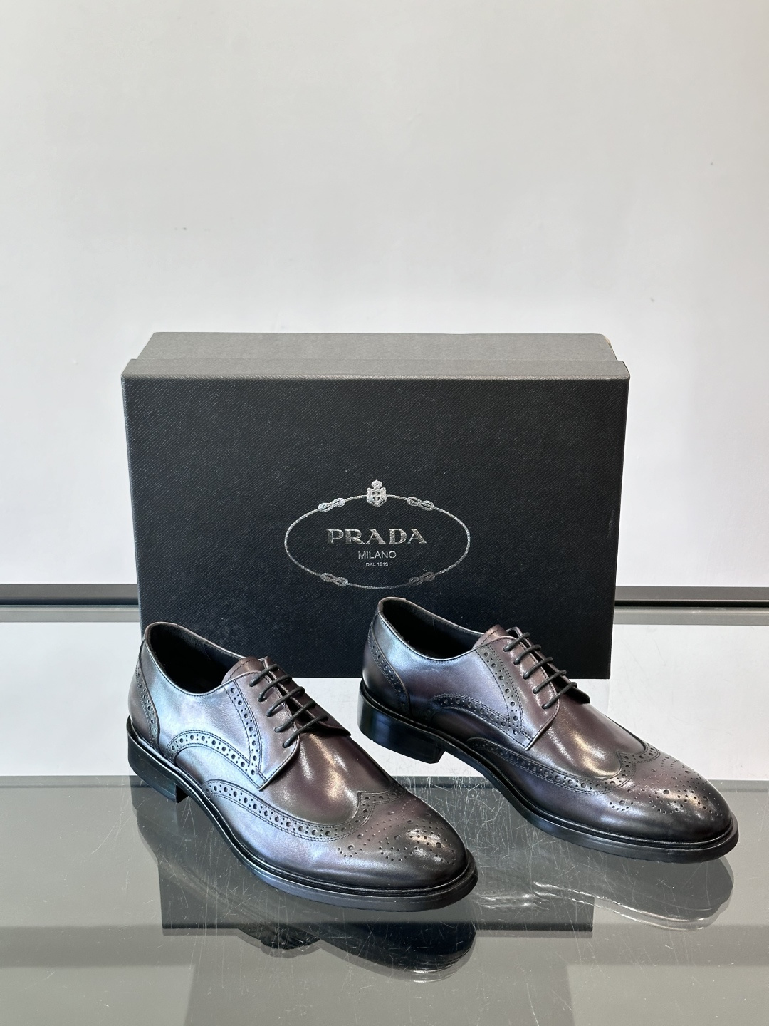 Prad*家新款🆕 男士休闲皮鞋✔️选用进口头层黑色小牛皮材质，质感满满，挺括和圆形鞋头设计, 原版开模