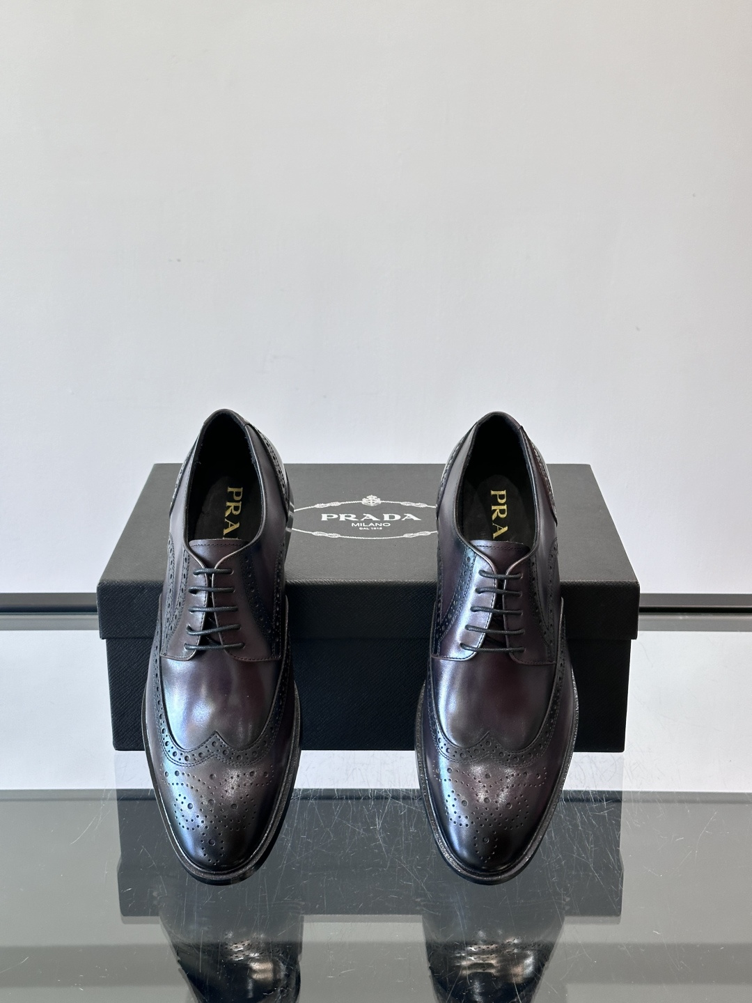Prad*家新款🆕 男士休闲皮鞋✔️选用进口头层黑色小牛皮材质，质感满满，挺括和圆形鞋头设计, 原版开模